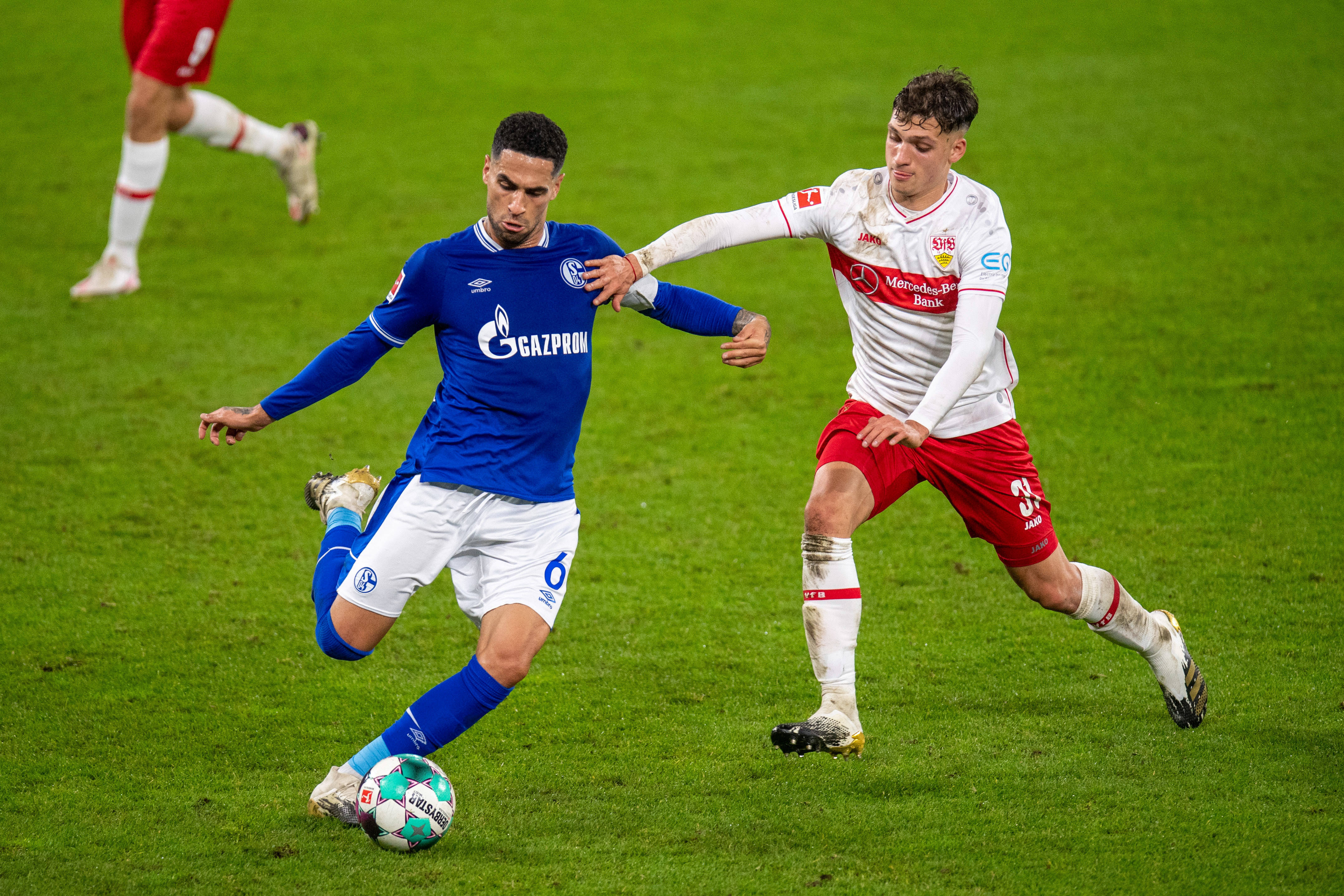 包含沙尔克遭遇失利，德甲保级形势愈发严峻，表现亮眼的词条