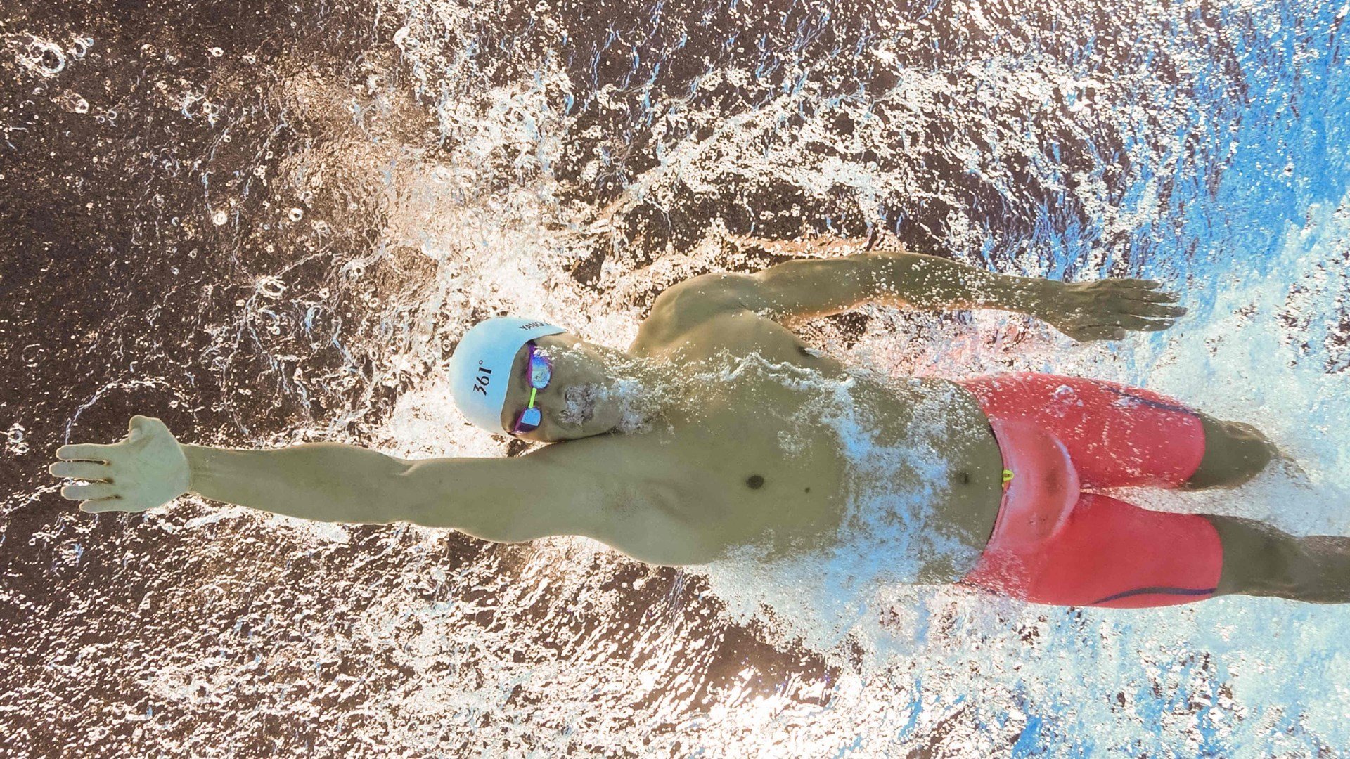 当F1引擎在巴林咆哮时,卡塞米罗在绿茵场重绘单后腰美学